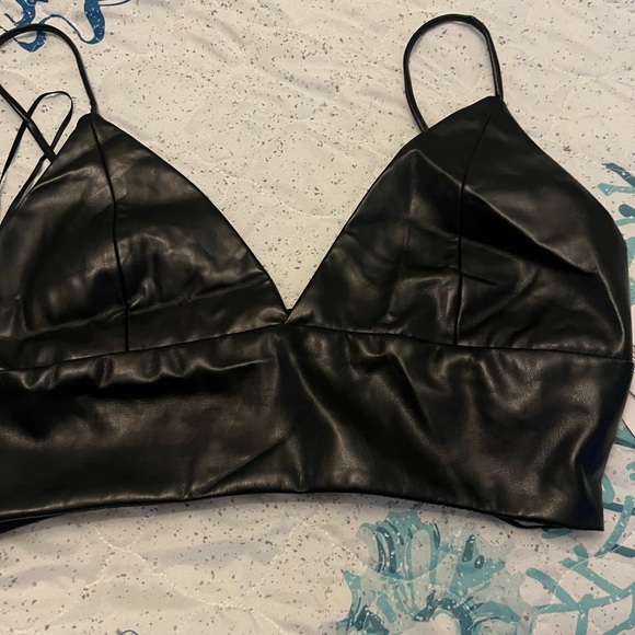 House of Harlow 1960 Faux Leather Halter with high waisted Shorts .Zip up back - Picture 9 of 9